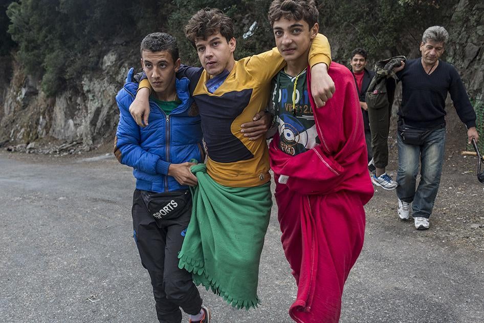 Mohammed, un jeune Syrien de 18 ans qui a perdu ses deux jambes lors d’un raid aérien syrien à Idlib en 2012, est soutenu par deux amis quelques minutes après leur arrivée sur l'île grecque de Lesbos, le 8 octobre 2015, après un long et périlleux voyage.