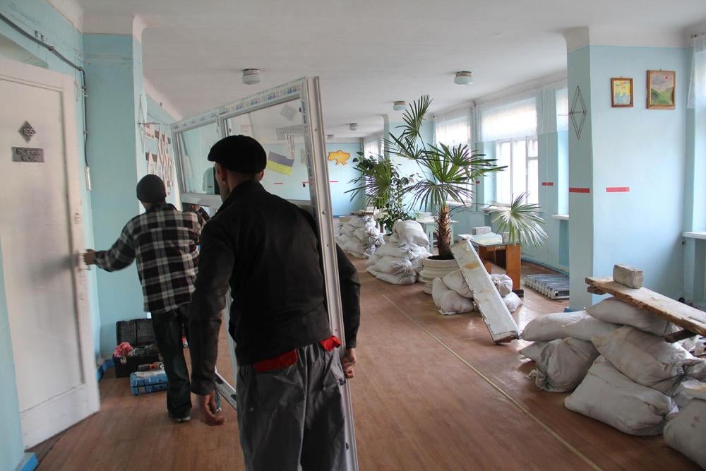 Renovations at School Number 1 in Marinka © 2015 Bede Sheppard/Human Rights Watch