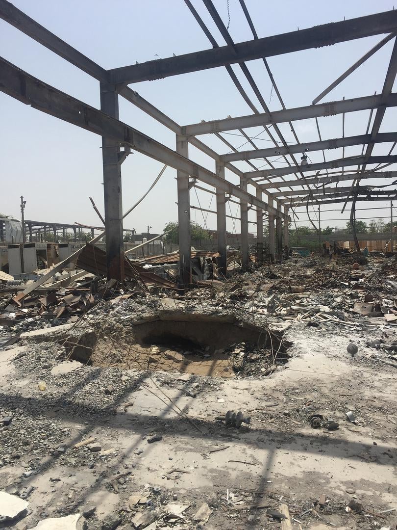 Un cratère sur le site d’un hangar de l'Administration des Entreprises électriques de Hudaydah (Yémen), suite à une frappe aérienne menée le 5 janvier 2016 par la coalition dirigée par l’Arabie saoudite.