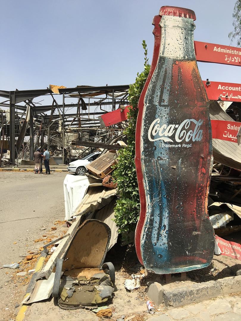 Trois bombes de la coalition ont frappé l'usine Coca-Cola à Sanaa (Yémen) le 12 décembre 2015, blessant cinq employés de cette usine.