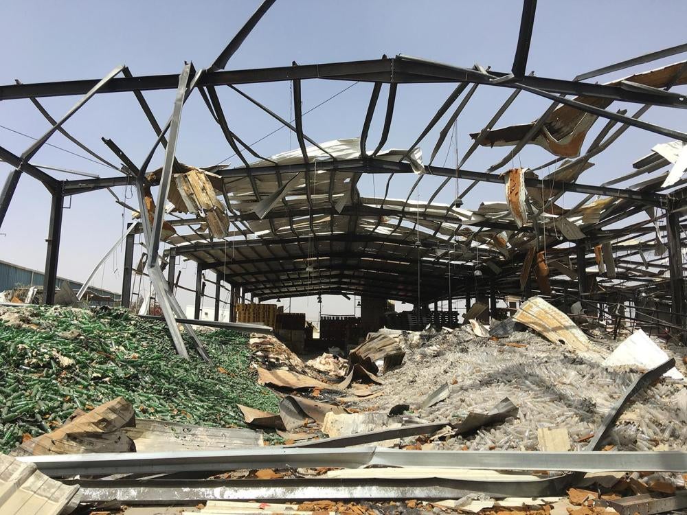 Décombres de l'usine Coca-Cola à Sanaa (Yémen), frappée par trois bombes de la coalition le 12 décembre 2015. L’une des bombes a détruit un site de production de bouteilles de verre et de plastique.