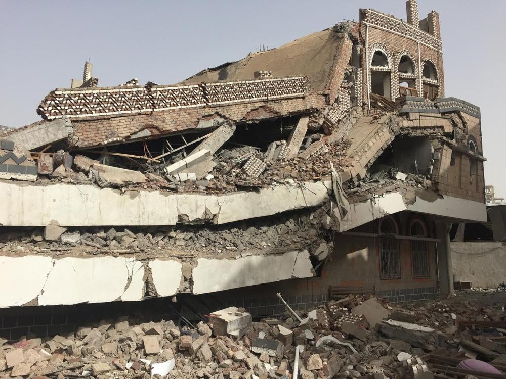 Décombres de la Chambre de commerce de Sanaa (Yémen), suite à une frappe aérienne menée le 5 janvier 2016 par la coalition dirigée par l’Arabie saoudite.