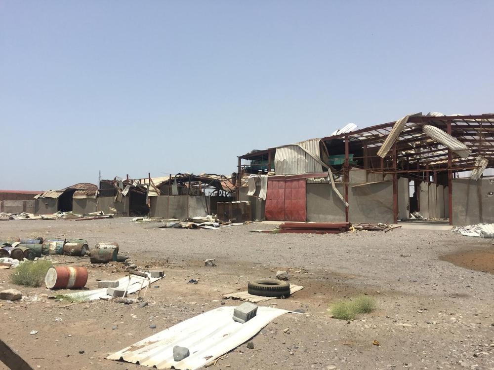 Hangars endommagés par des bombes larguées par la coalition dirigée par l’Arabie saoudite à Hudaydah (Yémen), le 6 janvier 2016.  Deux des hangars servaient à stocker du mobilier d’écoles, des pièces pour automobiles et des aliments en conserve. 