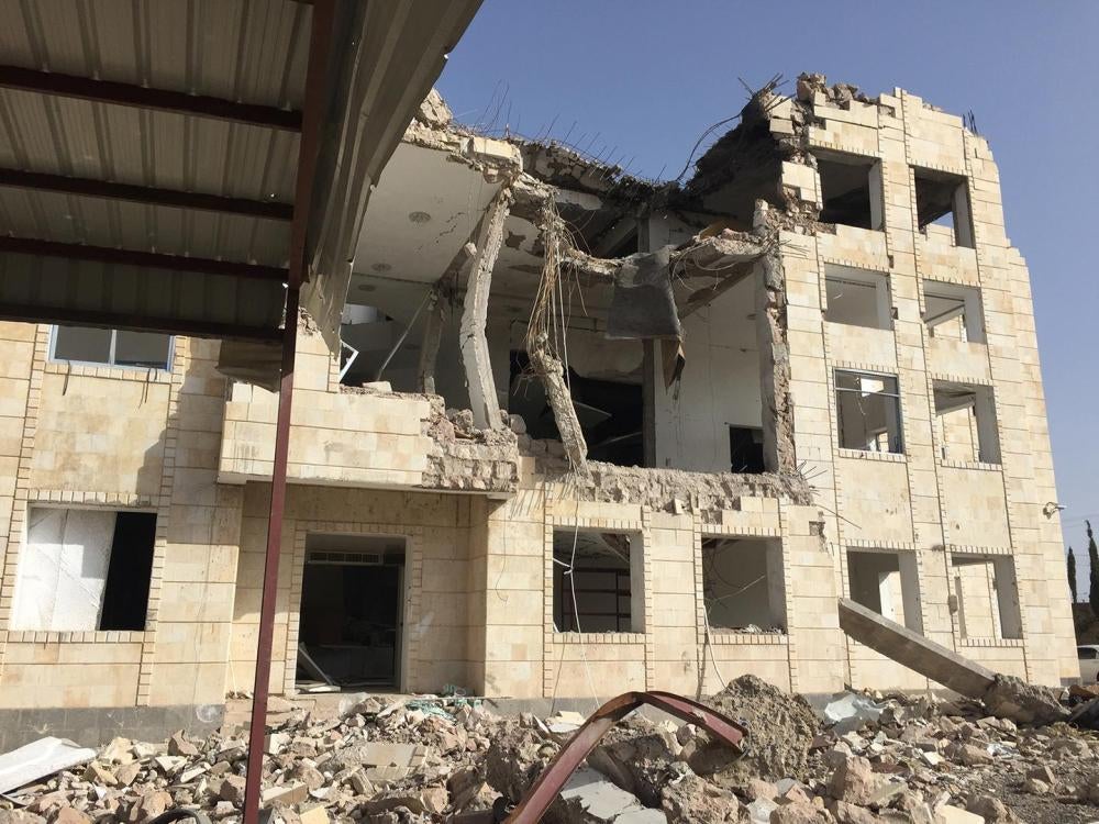 Décombres du site de la compagnie Bio Pharma, dans le village de Sanhan au sud de Sanaa (Yémen), frappé par des bombes de la coalition en janvier 2016. Plusieurs bureaux et un laboratoire ont été détruits