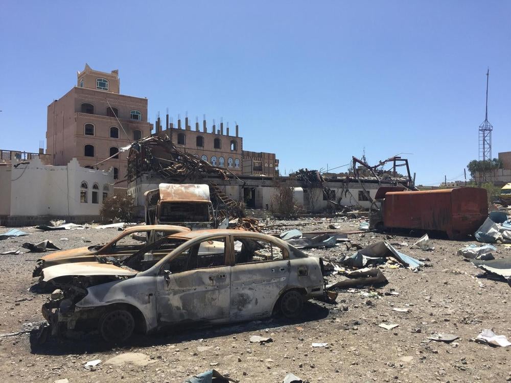 Des carcasses de voitures sur le site du complexe industriel d’al-Shibab (Yémen), frappé par six bombes de la coalition les 29 et 30 janvier 2016, lors d’attaques qui ont tué une personne et blessé trois autres civils.