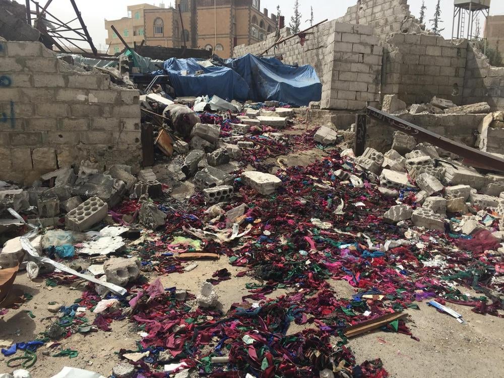 Décombres du site d’un atelier de couture à Sanaa (Yémen), suite à un bombardement mené le 14 février 2016 par la coalition, au cours duquel une personne a été tuée et quatre autres blessées.