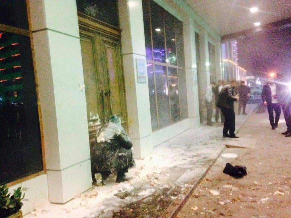 Igor Kalyapin, directeur de l’organisation tchétchène de défense des droits humains JMG, accroupi devant un hôtel à Grozny – le visage couvert d’œufs cassés et de farine – après avoir été violemment agressé en mars 2016.