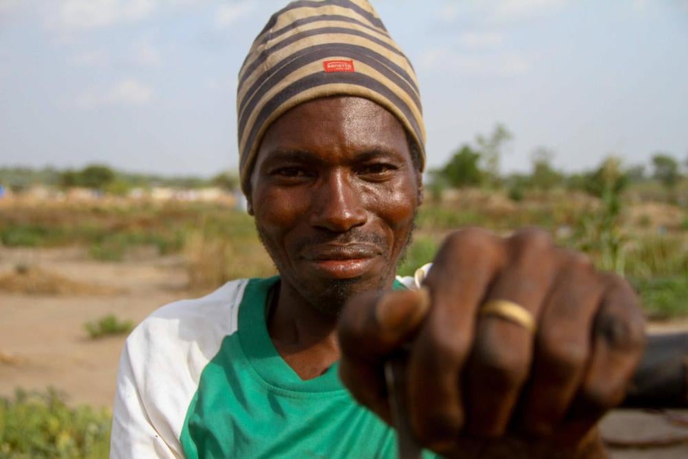 « Eric », un survivant de la polio âgé de 41 ans, dans le camp « MINUSCA » à Kaga-Bandoro. Il vivait dans un village voisin quand les forces de la Séléka l'ont attaqué en 2014. 