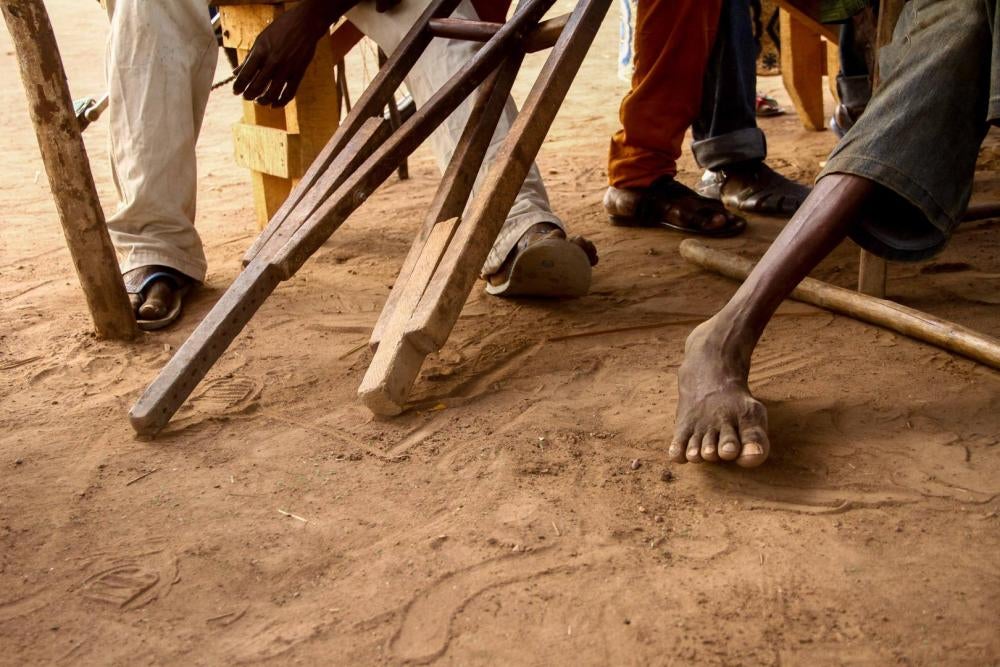 Des personnes handicapées de plusieurs camps de déplacés de Kaga-Bandoro, en République centrafricaine, tiennent une réunion en avril 2017. Le groupe se réunit chaque dimanche et ses membres disent recevoir très peu d'assistance.