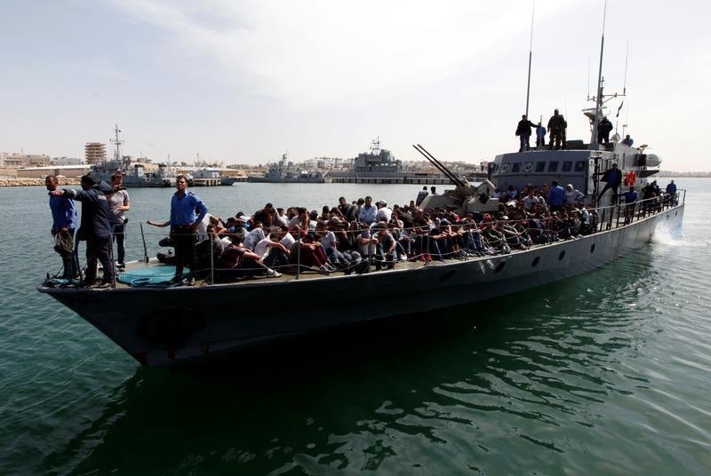 Le patrouilleur numéro 206 des garde-côtes libyens arrive à Tripoli, en Libye, avec à son bord des migrants et des demandeurs d'asile secourus dans les eaux internationales. 10 mai 2017.