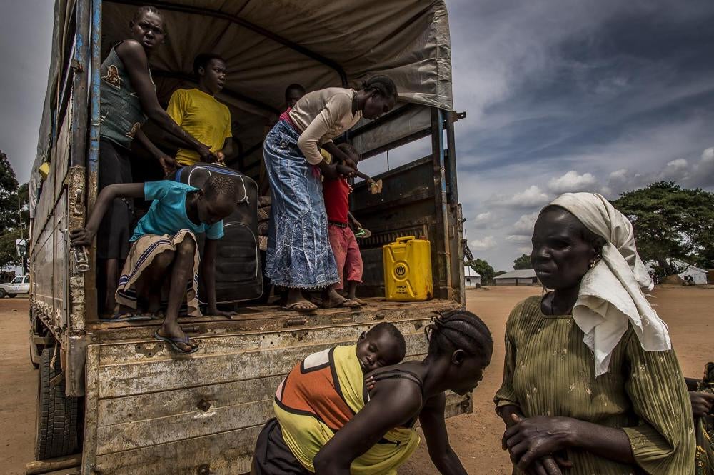2017年4月11日：南苏丹难民乘车前往乌干达难民安置站，途中在乌干达边界的戈柏罗（Goboro）转运站下车休息。