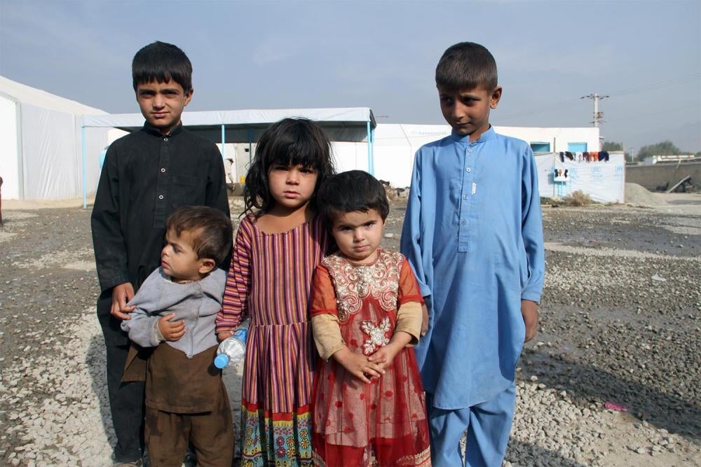 پنج کودک مهاجر بازگشته از پاکستان پس از آن‌که در ماه اکتوبر 2016م از پاکستان اخراج شدند، منتظر والدین‌شان ایستادند تا در مرکز حمایت از مهاجرین سازمان ملل متحد در خارج از شهر کابل، خودشان را ثبت‌نام کنند. تقریباً حدود 600.000 مهاجر افغان، به‌شمول 360.000 م