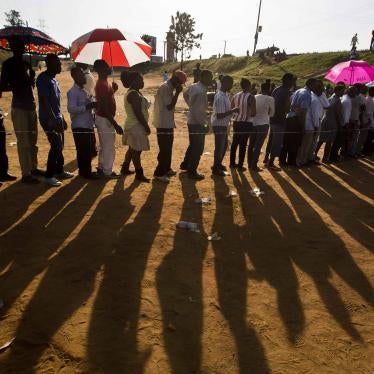 Ugandans continue to queue to cast their votes at sunset in the capital Kampala, Uganda Thursday, Feb. 18, 2016. 
