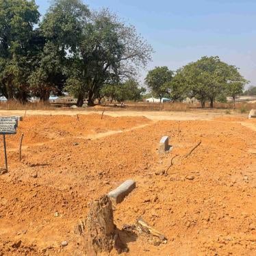 Fosse commune à Doma LGA, dans l'État de Nasarawa, au Nigeria, où sont enterrées 31 personnes décédées à la suite de la frappe aérienne. Photo prise le 14 mars 2023.