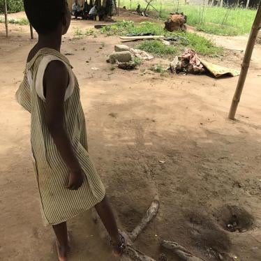 Jeune fille ghanéenne enchaînée au pied dans le camp de prière de Nyakumasi (Nyakumasi Prayer Camp), un centre de guérison spirituelle au Ghana où des personnes atteintes de troubles mentaux – réels ou supposés – ont fréquemment été attachées avec des cha