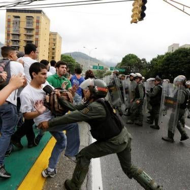 Opposition supporters clash with Venezuela's National Guards during a protest against Venezuelan President Nicolas Maduro's government outside the Supreme Court of Justice in Caracas, Venezuela, March 31, 2017. © 2017 Reuters