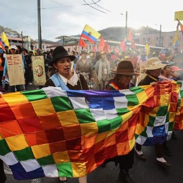 Miembros de comunidades indígenas llegan a Quito tras haber marchado durante diez días en protesta contra iniciativas legislativas sobre minería y agua.