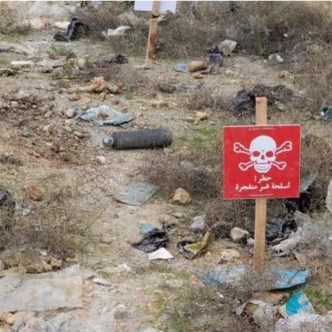 Une sous-munition de fragmentation 9N24 non explosée est visible sur un terrain près de l'école Abdo Salama à Sarmin, dans le gouvernorat d'Idlib en Syrie, suite à une attaque menée le 1er janvier 2020. Des démineurs ont pose deux écriteaux rouges près de
