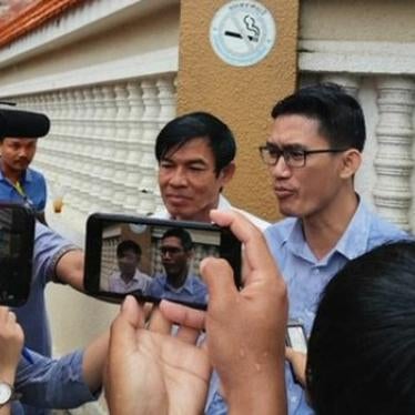 Former RFA reporters Uon Chhin and Yeang Sothearin speak to the media outside of the Phnom Penh Municipal Court, Aug. 29, 2019.