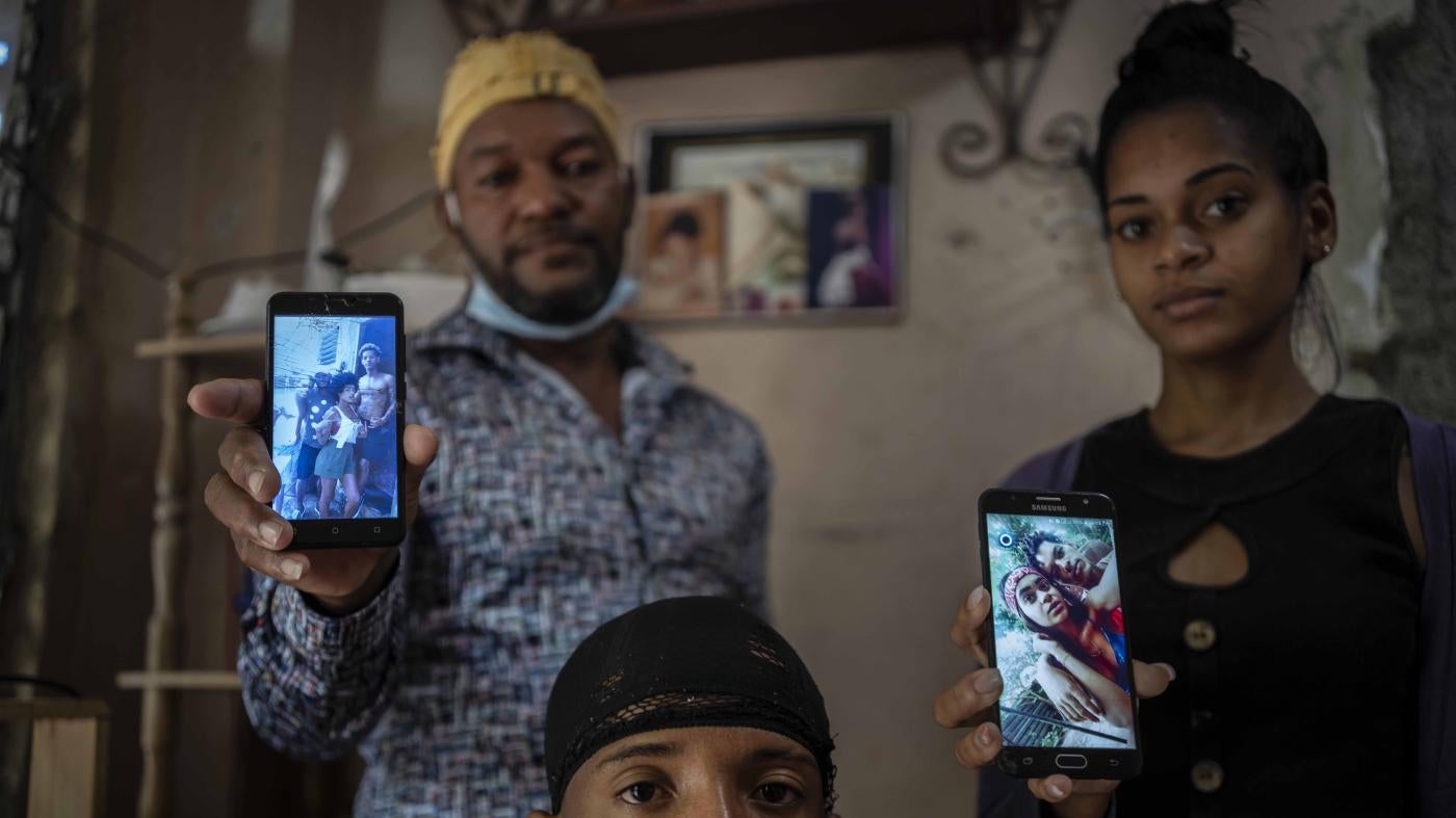 Die Familie von Emilio Roman zeigt Fotos ihrer Verwandten, die immer noch im Gefängnis sitzen, weil sie an den Protesten gegen die Regierung im Jahr 2021 teilgenommen haben | Bildquelle: HRW © AP Photo/Ramon Espinosa | Bilder sind in der Regel urheberrechtlich geschützt