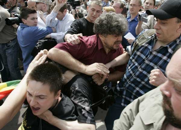 5. Nationalisten greifen Demonstranten der 'Moscow Pride' an. © 2007 Reuters Limited.

