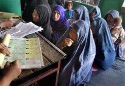 Afghan women register to vote in Kabul, July 28, 2004. Photo: Ahmad Masood/Reuters