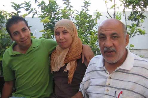 Daniel Zarrouk, au lendemain de sa libération de prison, avec ses deux enfants © 2007 privé