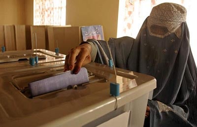 Woman voting in Kabul (c) 2005 Reuters