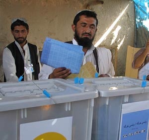 A man voting in Spin Boldak (c) 2005 Reuters