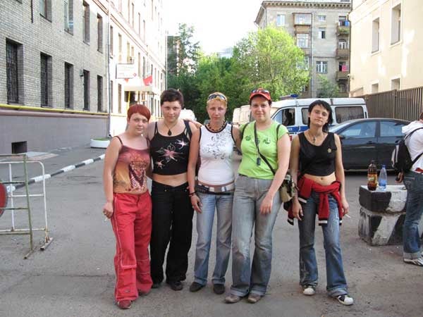 8. Demonstranten nach ihrer Freilassung vor der Presnenskaya Polizeistation. 
Von links nach rechts: Irina Barabanova, Mariya Zingaeva, Mariya Markelova, Fernanda von Manstein, 
Elena Tyurita © 2007 Boris Dittrich/Human Rights Watch

