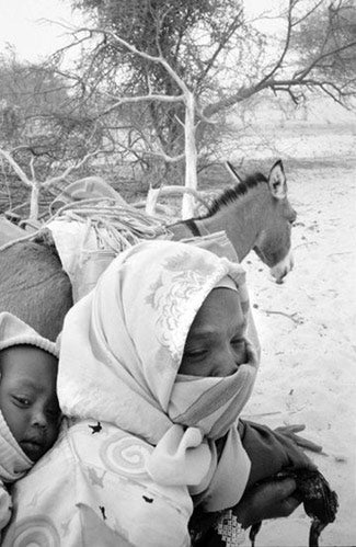 Sudanese refugees arrive in Chad.