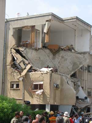 Haifa apartment building hit by Hezbolah rockects. @copy; 2006 Human Rights Watch