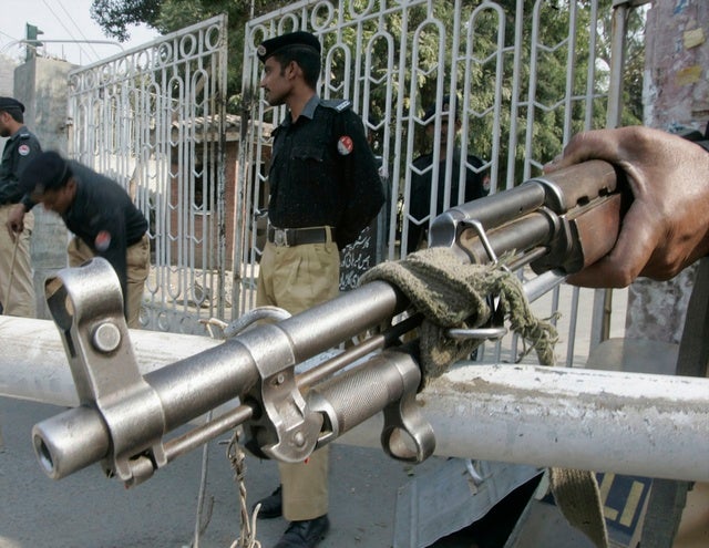 Police block the main entrance of the Lahore High Court buildings 

following the imposition of emergency rule, on November 4, 2007. 
© 2007 Reuters

