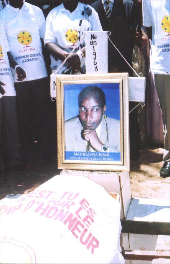 Les funérailles d’Ernest Manirumva, vice-président de l’Observatoire de lutte contre la corruption et les malversations économiques (OLUCOME), le 13 avril 2009. Manirumva, qui avait aidé à faire la lumière sur plusieurs affaires de corruption au Burundi, 