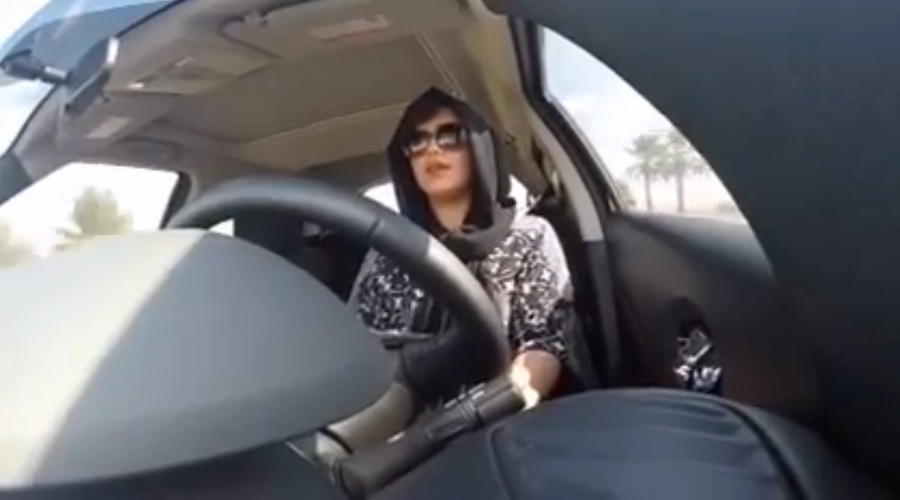 ​لقطة من فيديو للجين الهذلول وهي تقود سيارتها.
