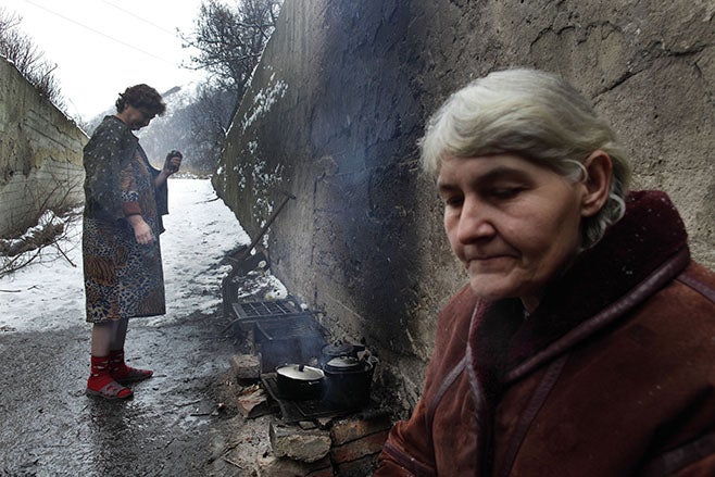 2015_Ukraine_BombShelter_woman_01_rus