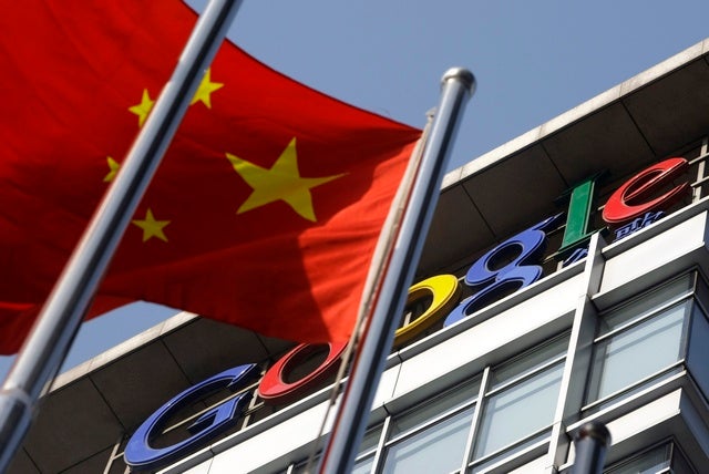 Bendera nasional Tiongkok berkibar di depan markas besar Google Tiongkok di Beijing pada 14 Januari 2010. 