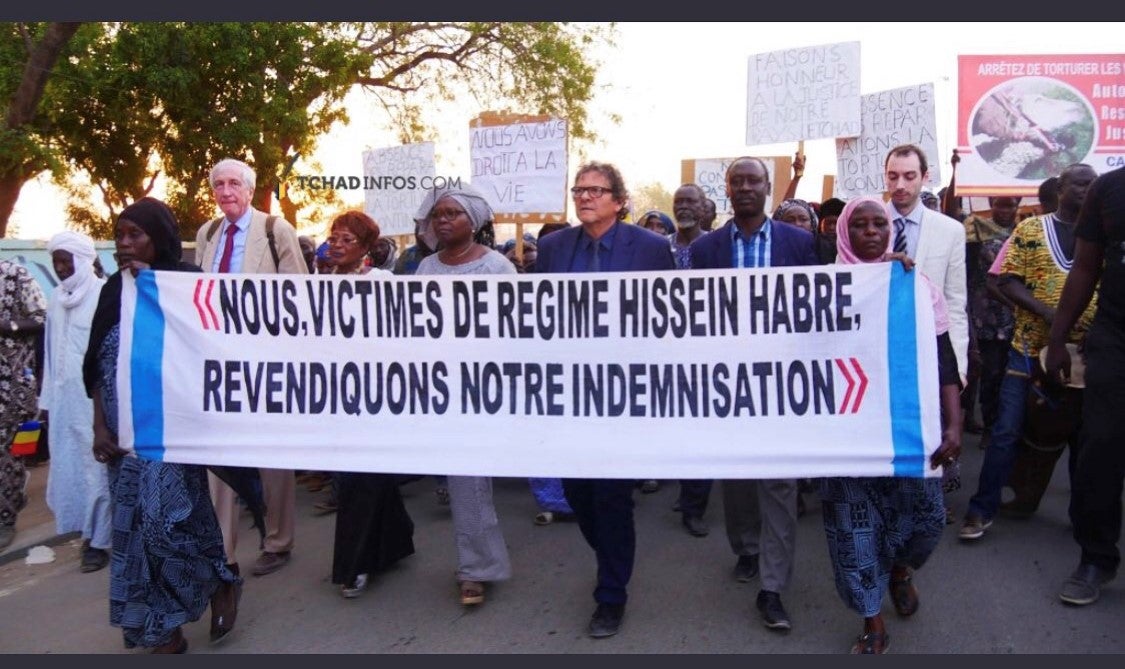 Des victimes du régime de l’ex-dictateur tchadien Hissène Habré, accompagnés par leurs avocats et d’autres personnes les soutenant, manifestaient à N’Djamena en février 2020 afin d’obtenir des réparations.