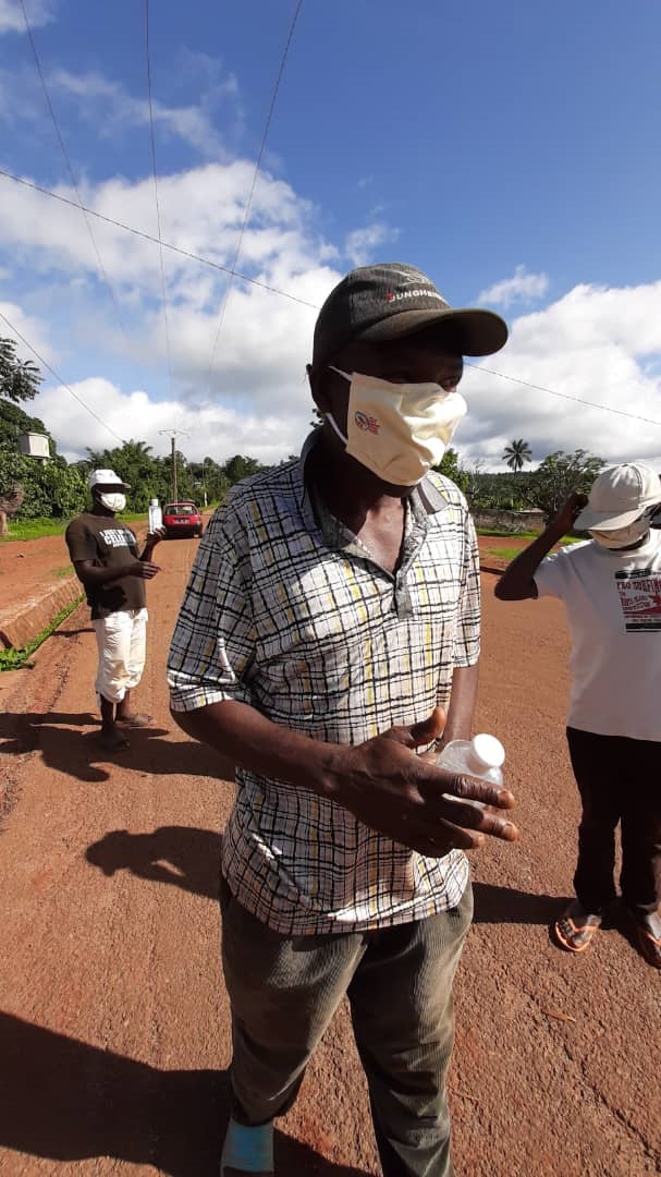 Un homme ayant reçu un masque de protection et un flacon de gel désinfectant par l'intermédiaire de Survie-Cameroon-Survival Initiative, une initiative de collecte de fonds lancée par le chef de l'opposition Maurice Kamto. Bangoura, Cameroun, mai 2020.