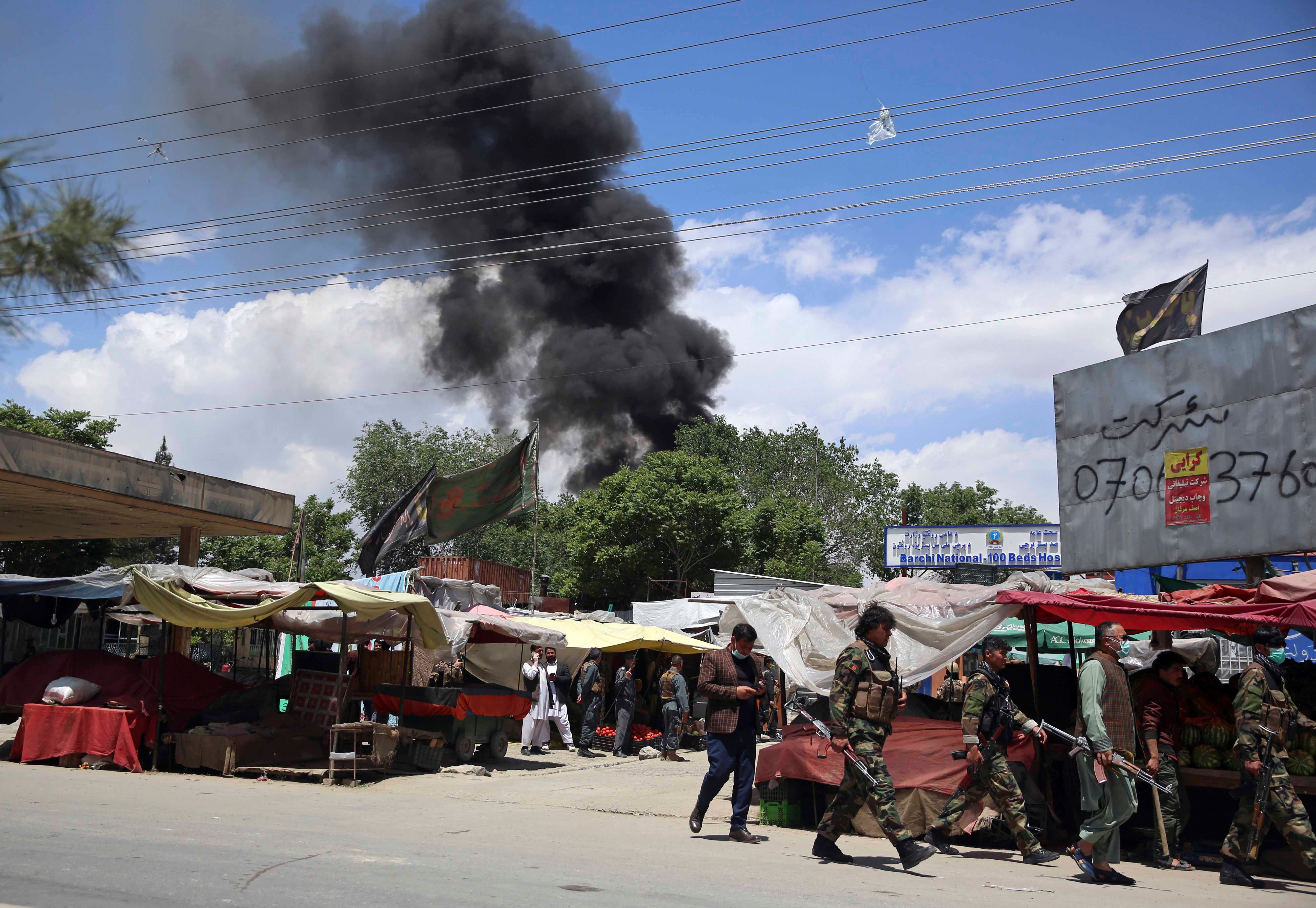 Un épais nuage de fumée noire s’élève au-dessus de l’Hôpital des Cents Lits, dans le quartier Dasht-e Barchi à Kaboul, en Afghanistan, peu après l’attaque meurtrière qui y a été commise le 12 mai 2020. Une maternité soutenue par MSF est située dans cet hôpital.