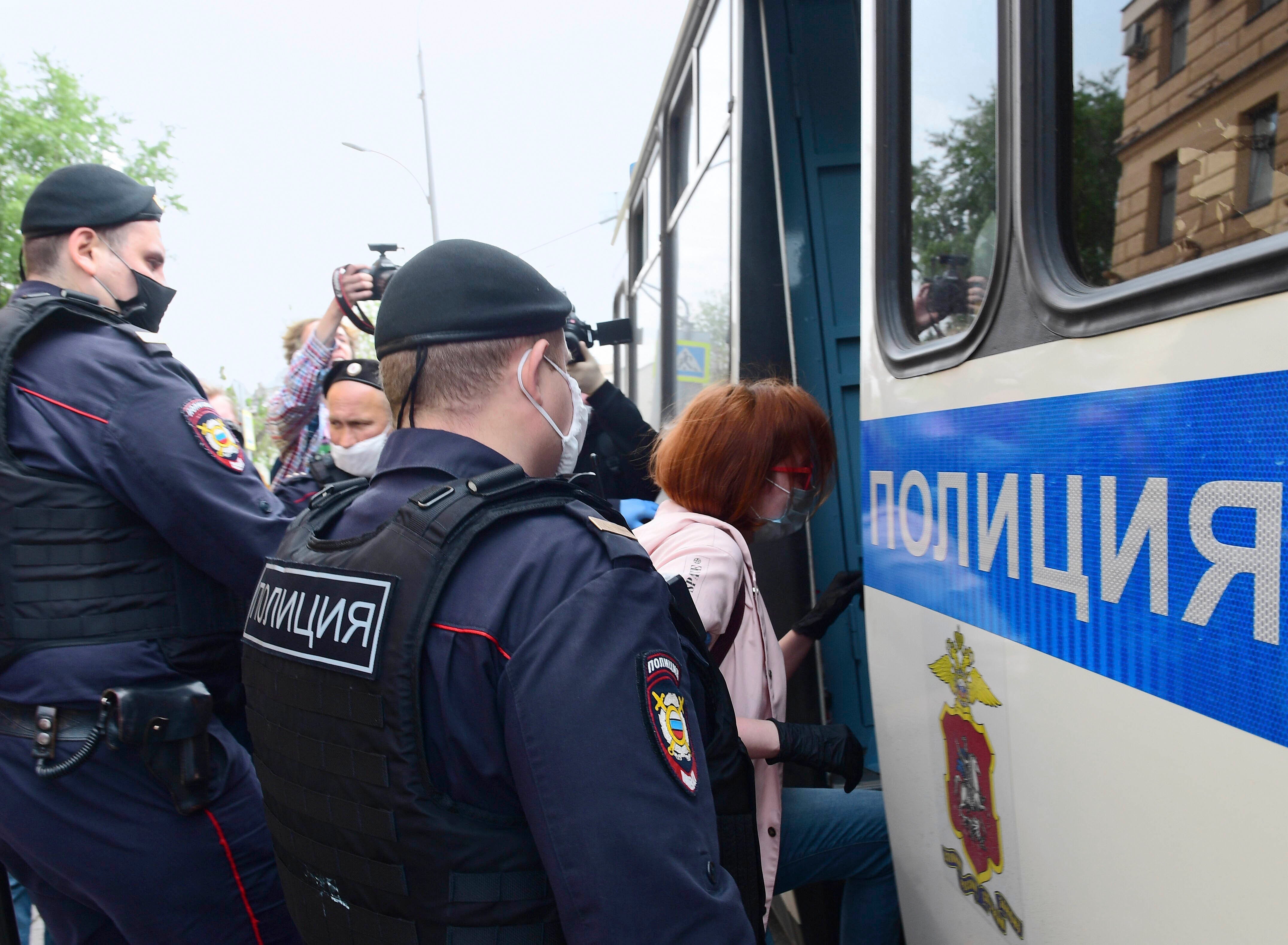 Russia: Journalists Held Over Peaceful Pickets