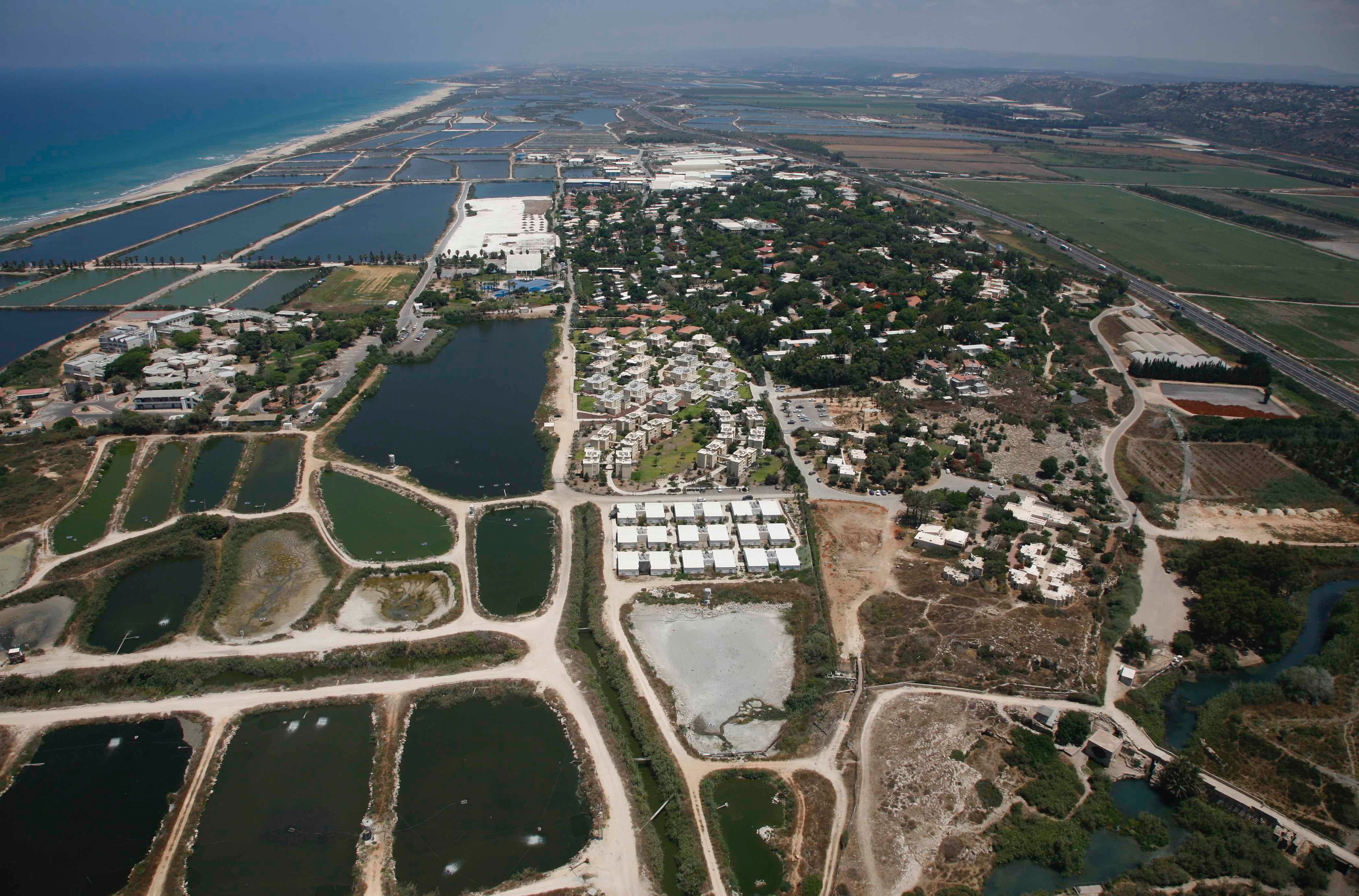 Kibbutz Ma’agan Michael, built on more than 5,000 dunams of state land, and its fish ponds, border Jisr al-Zarqa to the north. Aerial photography taken between 2011 and 2015. 