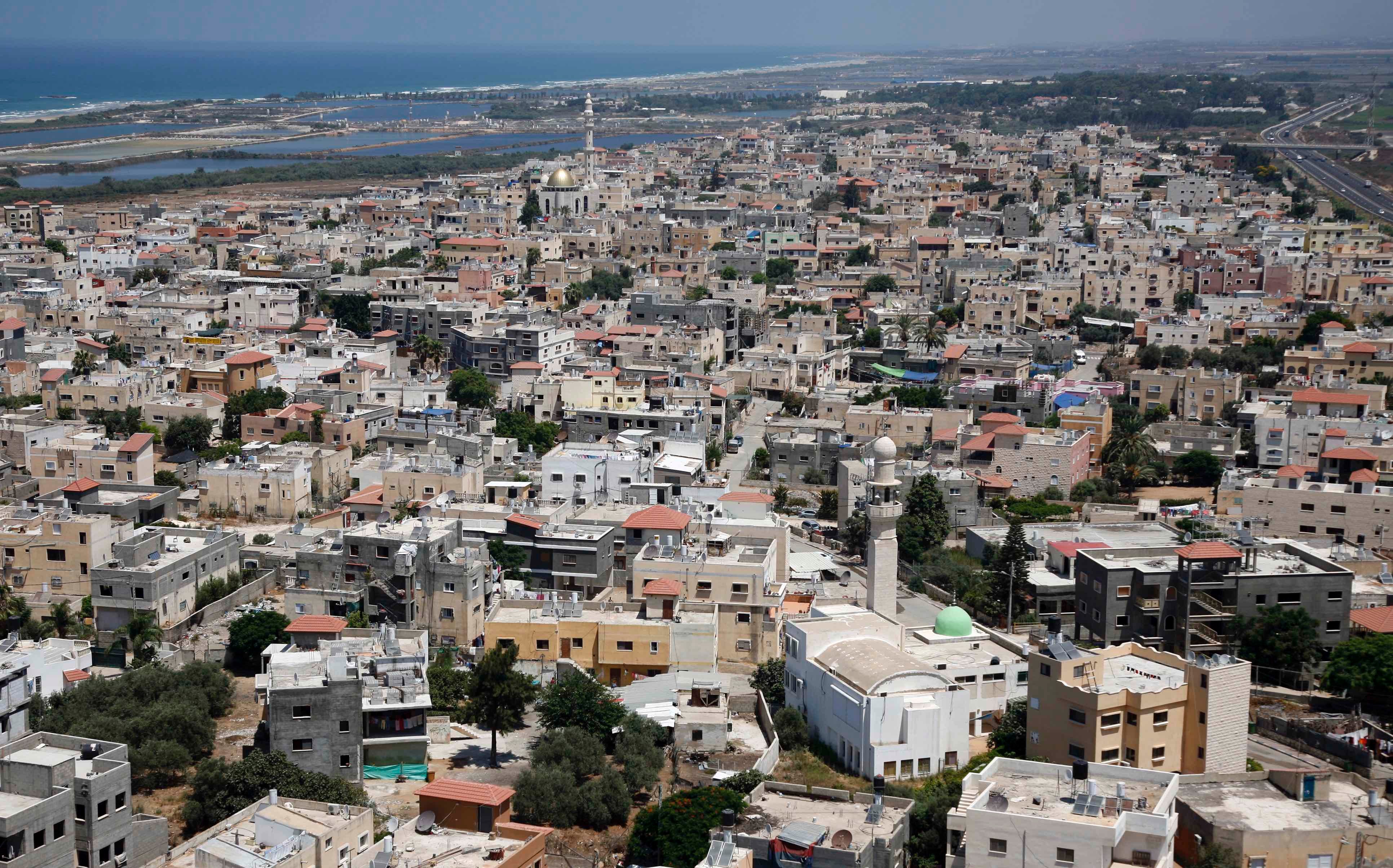 جسر الزرقاء، وتظهر من بعيد برك الأسماك التابعة لكيبوتس معجان ميخائيل. صورة جويّة التُقِطت بين 2011 و2015. 