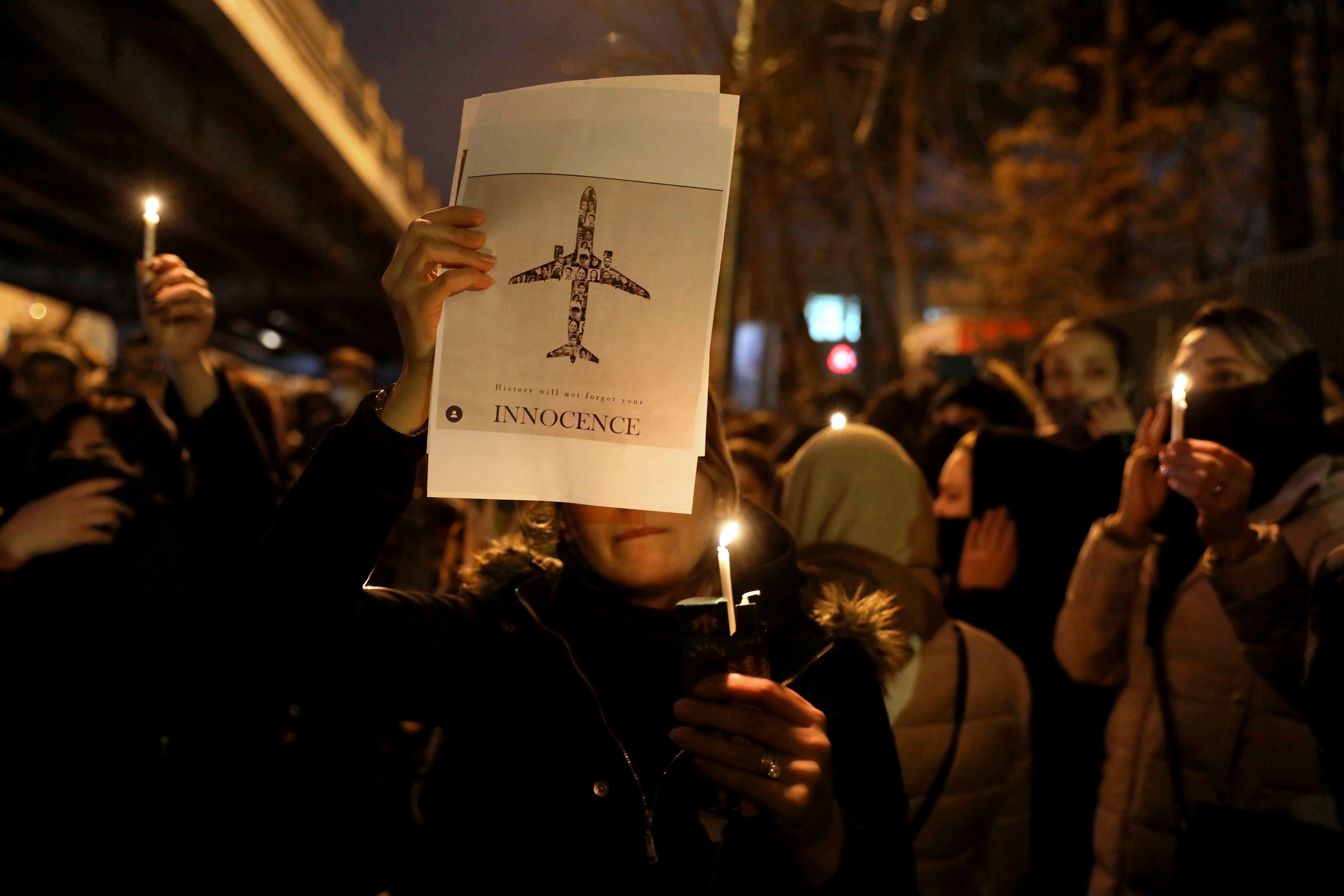 في هذه الصورة في 11 يناير/كانون الثاني 2020، يجتمع أشخاص لإضاءة شموع عن أرواح ضحايا الطائرة الأوكرانية التي تحطمت، بوابة "جامعة أمير كبير" في طهران، إيران. 