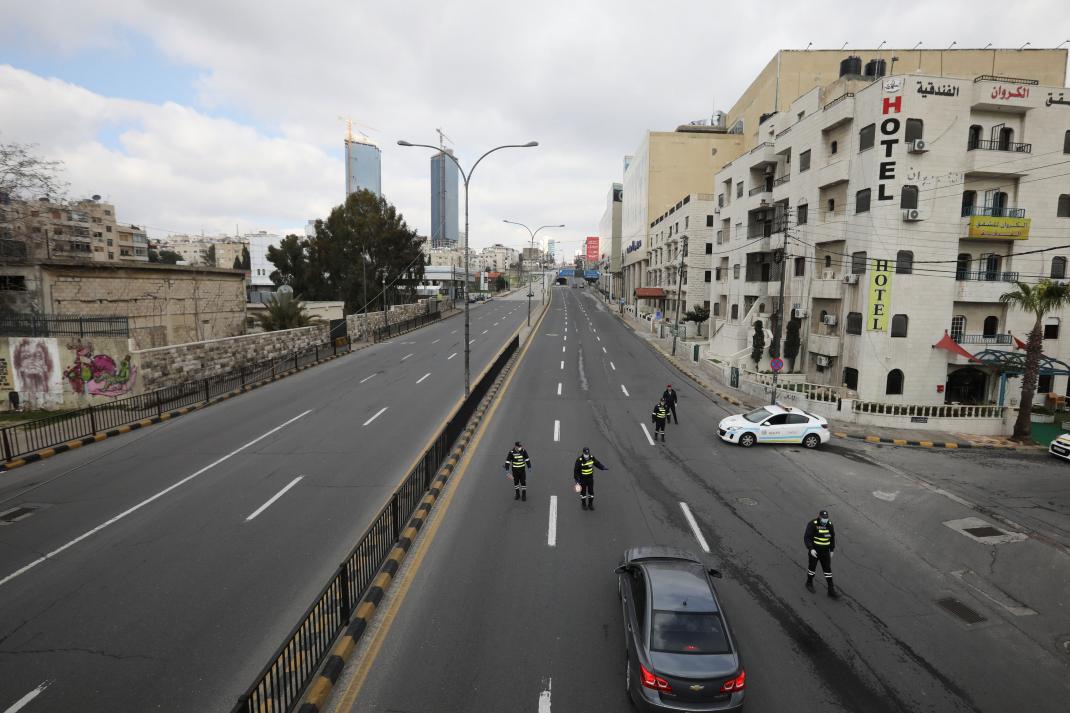 عناصر من شرطة السير الأردنية عند نقطة تفتيش في اليوم الثاني من حظر التجول في كامل أنحاء البلاد، وسط مخاوف من انتشار فيروس كورونا، في عمان، الأردن.  