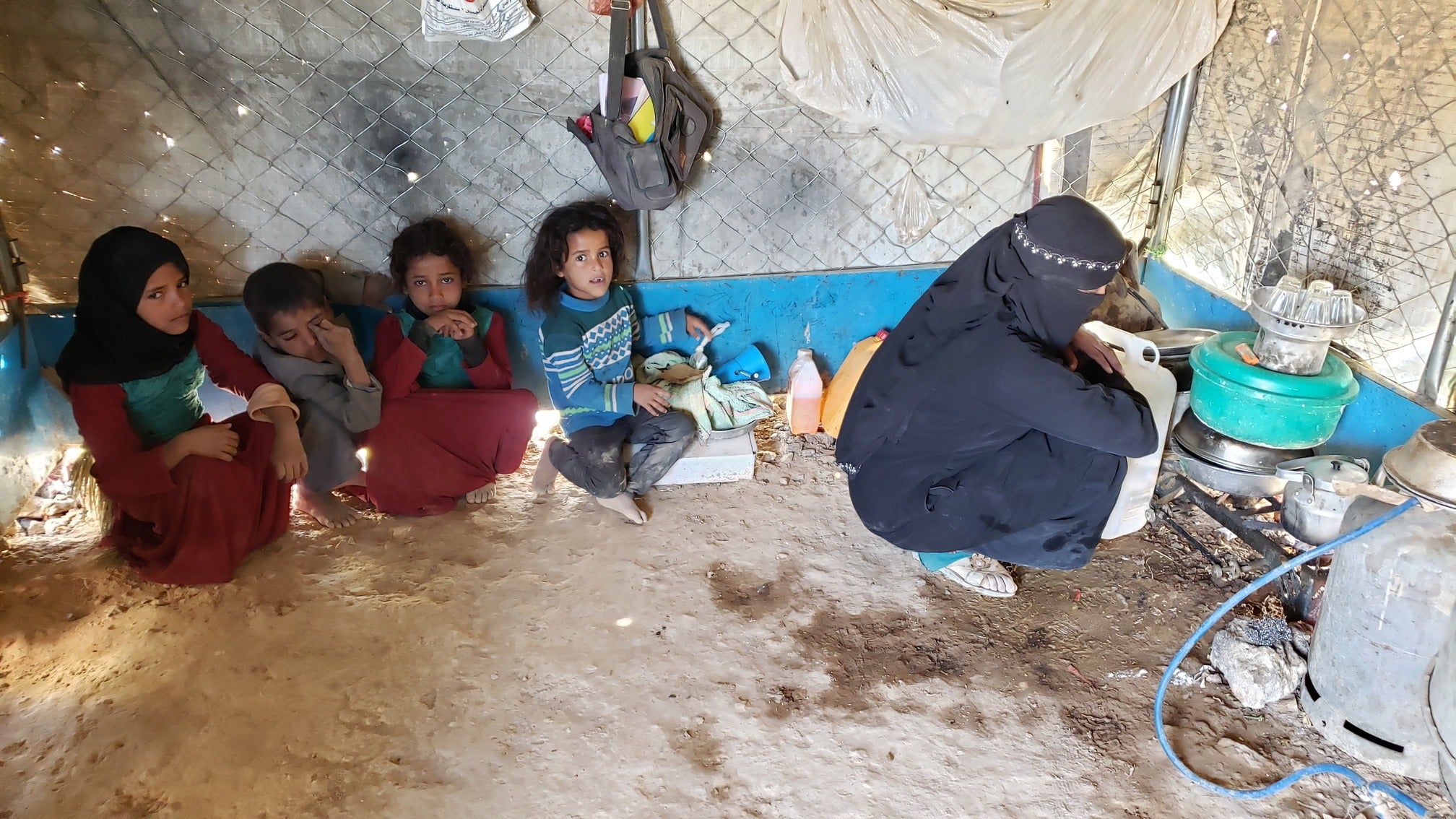 Quatre enfants yéménites, assis près de leur mère dans l’une des nombreuses tentes du camp pour personnes déplacées situé à al-Sowida dans le gouvernorat de Marib, dans le nord du Yémen, en février 2020. 