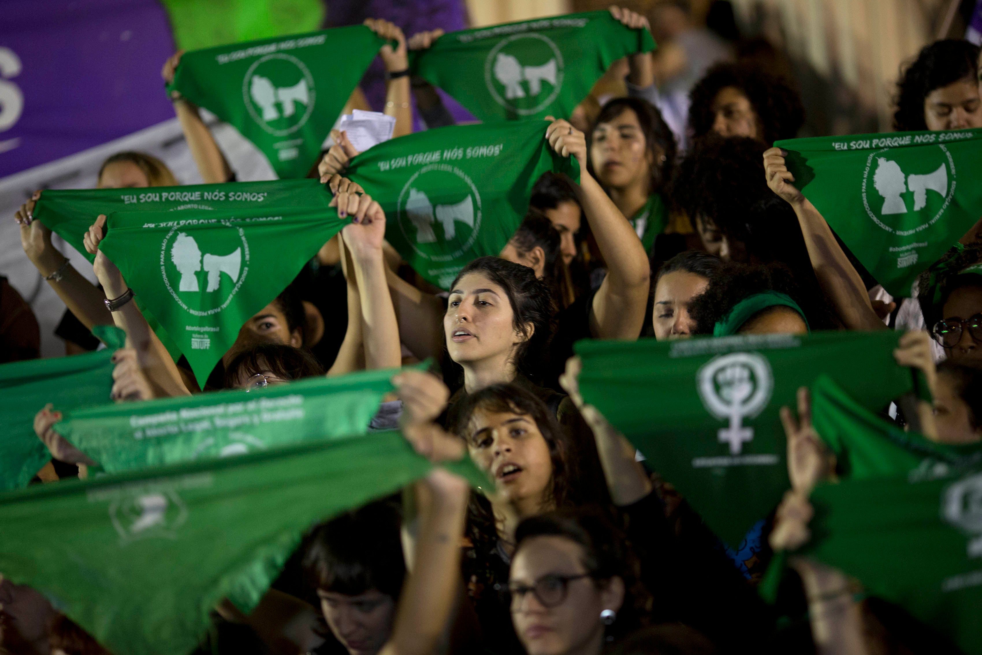 Pro-choice demonstrators at a protest in Rio de Janeiro, Brazil, on August 8, 2018. © 2018 AP Photo/Silvia Izquierdo