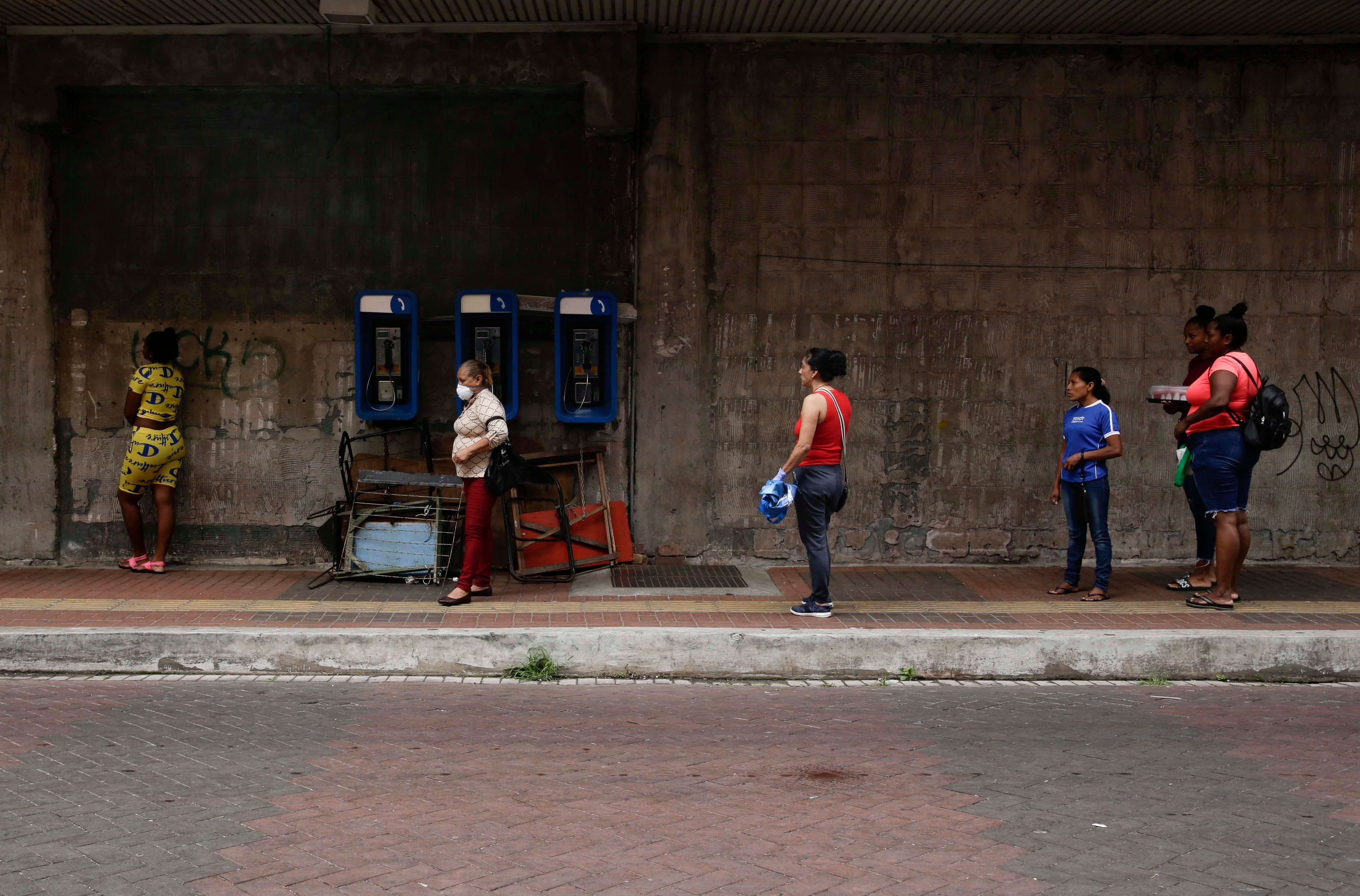 Des femmes font la queue le 3 avril 2020 devant un supermarché à Ciudad de Panamá, capitale de la république du Panama ou les mesures de confinement dues au Covid-19 sont liées au genre. Certains jours sont réservés aux hommes pour qu’il puissent sortir de la maison, et d’autres sont réservés aux femmes. 