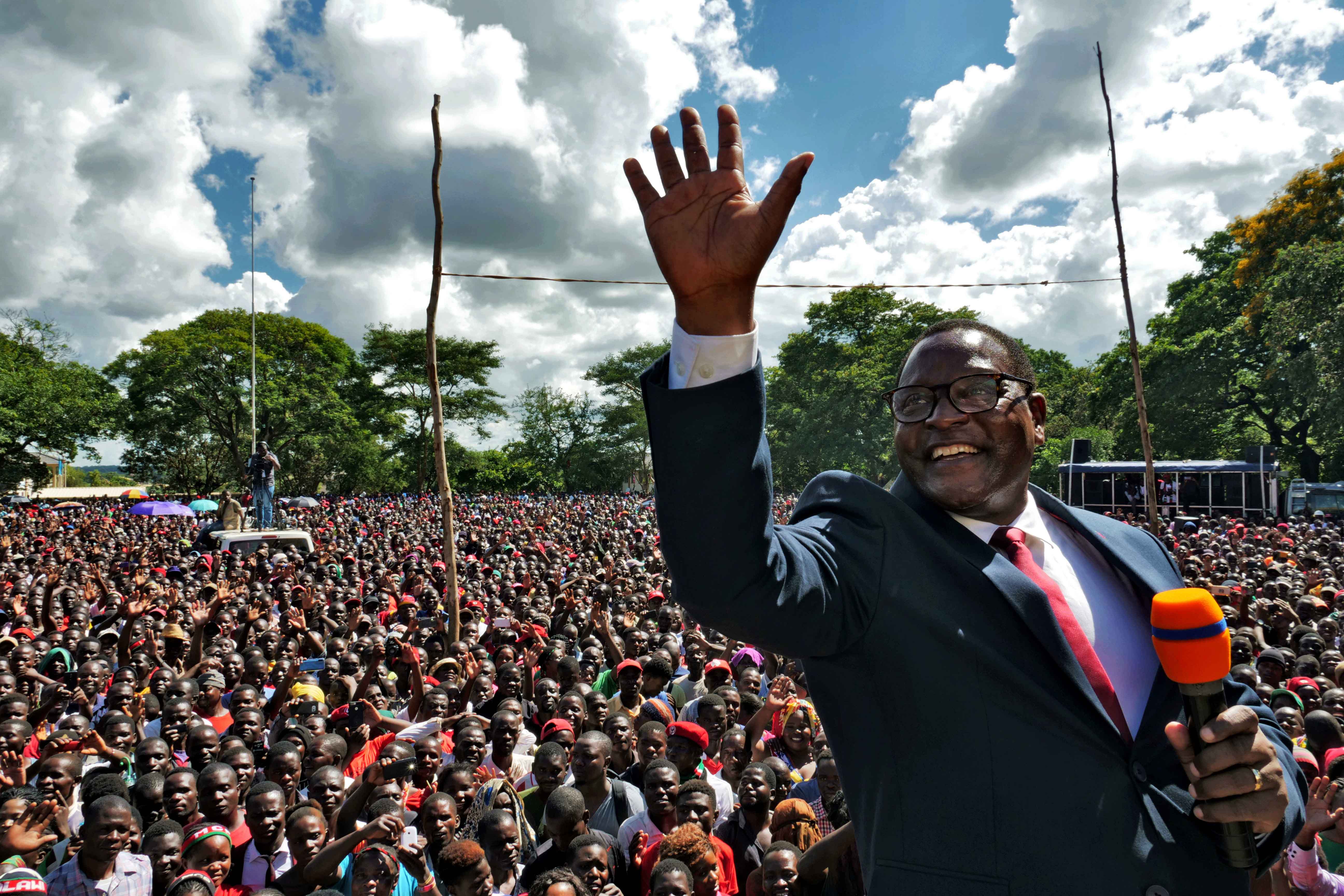 Le 4 février 2020 à Lilongwe au Malawi, Lazarus Chakwera, dirigeant du parti d’opposition MCP, exprimait sa joie devant ses partisans peu après la décision de la Cour constitutionnelle d’annuler les résultats de l’élection présidentielle de mai 2019. La Cour avait jugé que ce scrutin, lors duquel le président Peter Mutharika avait été réélu a une courte majorité, était entaché d’irrégularités, et ordonné la tenue d’une nouvelle élection.