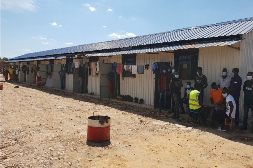 Des installations d’hébergement bondées pour les travailleurs confinés dans une mine de cuivre/cobalt en République démocratique du Congo en mai 2020, pendant la pandémie de Covid-19.